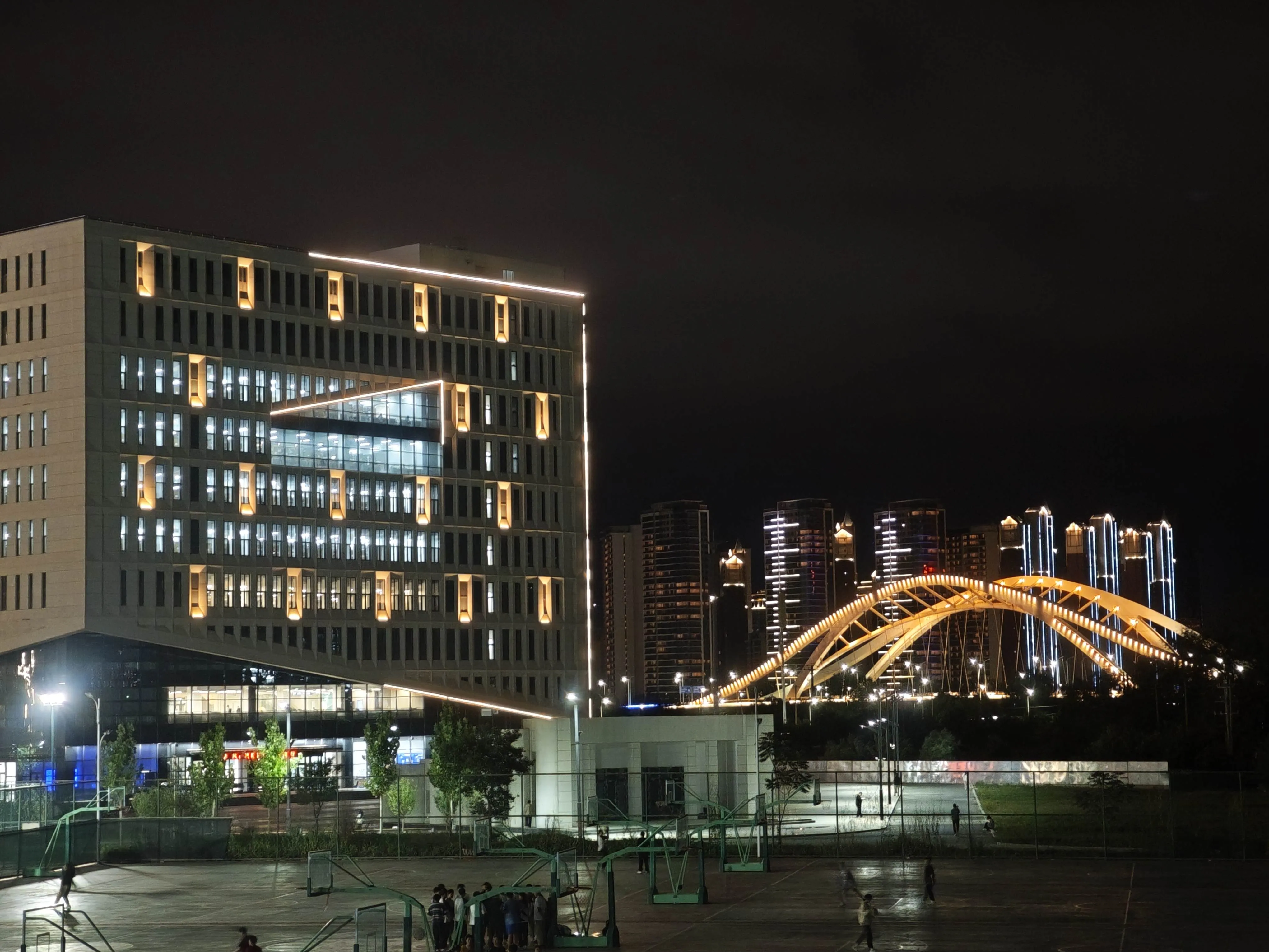 新建的图书馆，看起来还挺不错